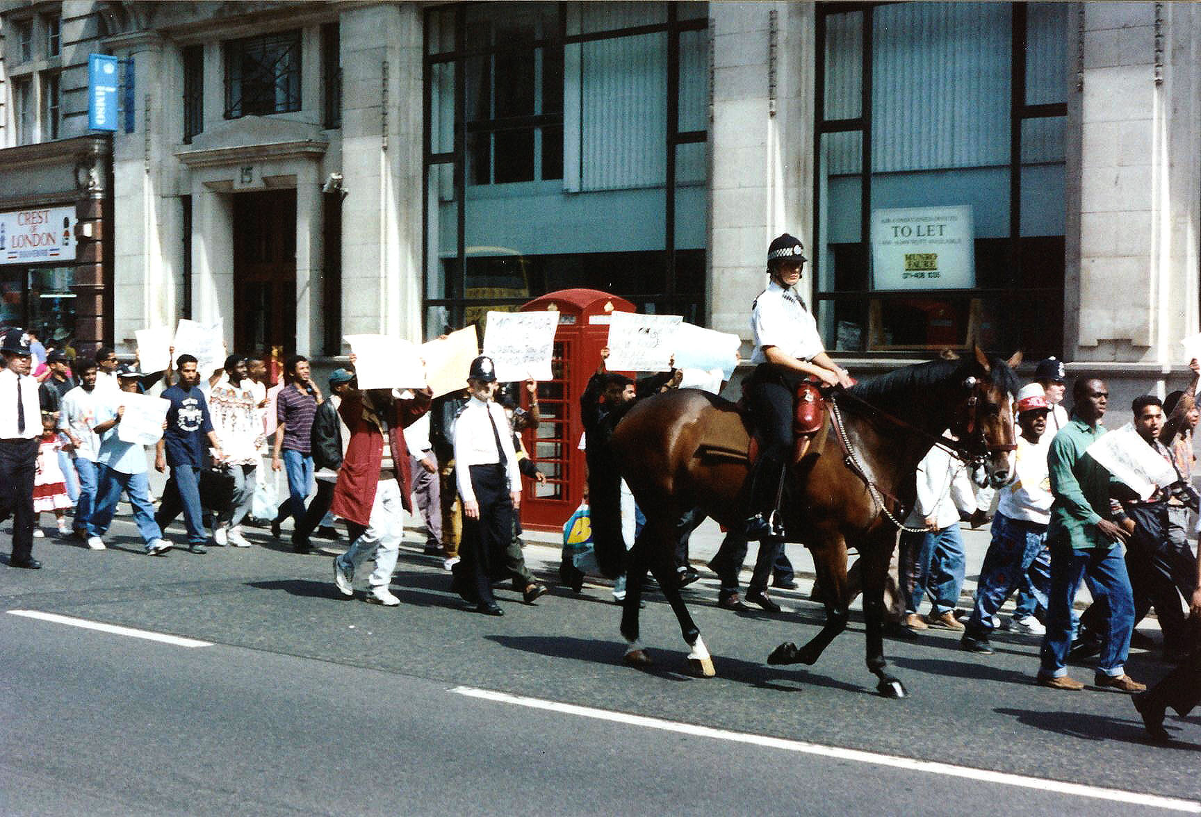 GBu940031a.jpg